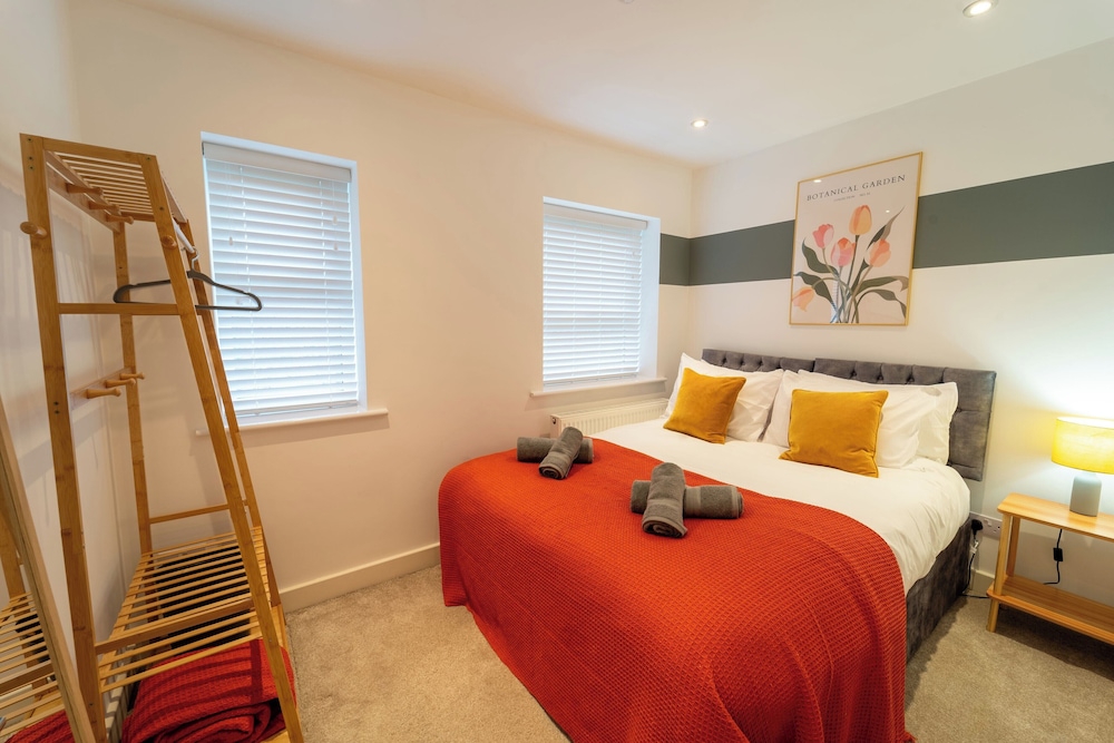 4 Bed House - Cheltenham & Gloucester - Sleeps 8