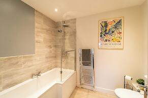 4 Bed House - Cheltenham & Gloucester - Sleeps 8