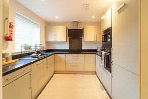 4 Bed House - Cheltenham & Gloucester - Sleeps 8