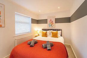 4 Bed House - Cheltenham & Gloucester - Sleeps 8
