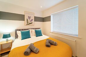 4 Bed House - Cheltenham & Gloucester - Sleeps 8
