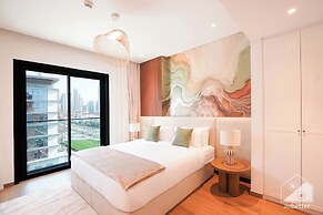 Stylish City Walk 2BR Apt Balcony Iconic Views