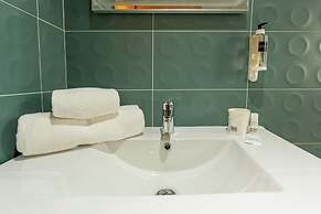 LUXURY PALM SUITES