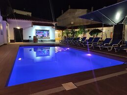 LUXURY PALM SUITES