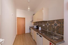 LUXURY PALM SUITES