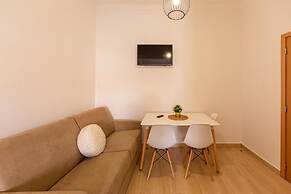 LUXURY PALM SUITES