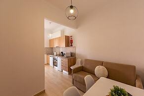 LUXURY PALM SUITES