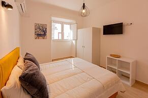 LUXURY PALM SUITES