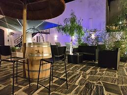 LUXURY PALM SUITES