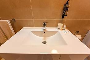 LUXURY PALM SUITES