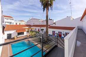 LUXURY PALM SUITES