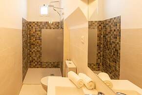 LUXURY PALM SUITES
