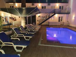 LUXURY PALM SUITES