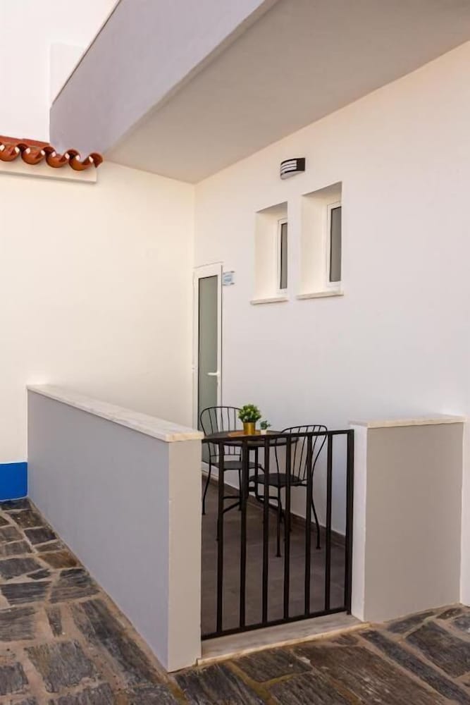 LUXURY PALM SUITES
