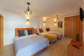 LUXURY PALM SUITES