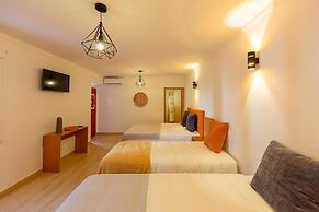 LUXURY PALM SUITES