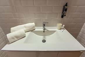 LUXURY PALM SUITES