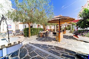 LUXURY PALM SUITES