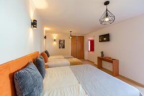 LUXURY PALM SUITES