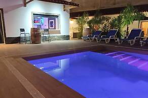 LUXURY PALM SUITES