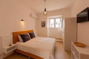 LUXURY PALM SUITES