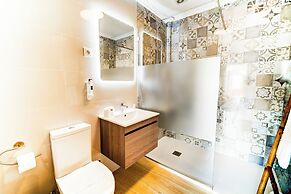 LUXURY PALM SUITES