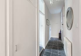 Grassmarket Modern Two Bedroom Flat