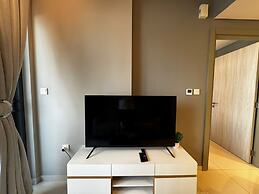 Stylish 1BR Lake View Retreat