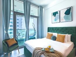 Marina View Stay with Rooftop Pool