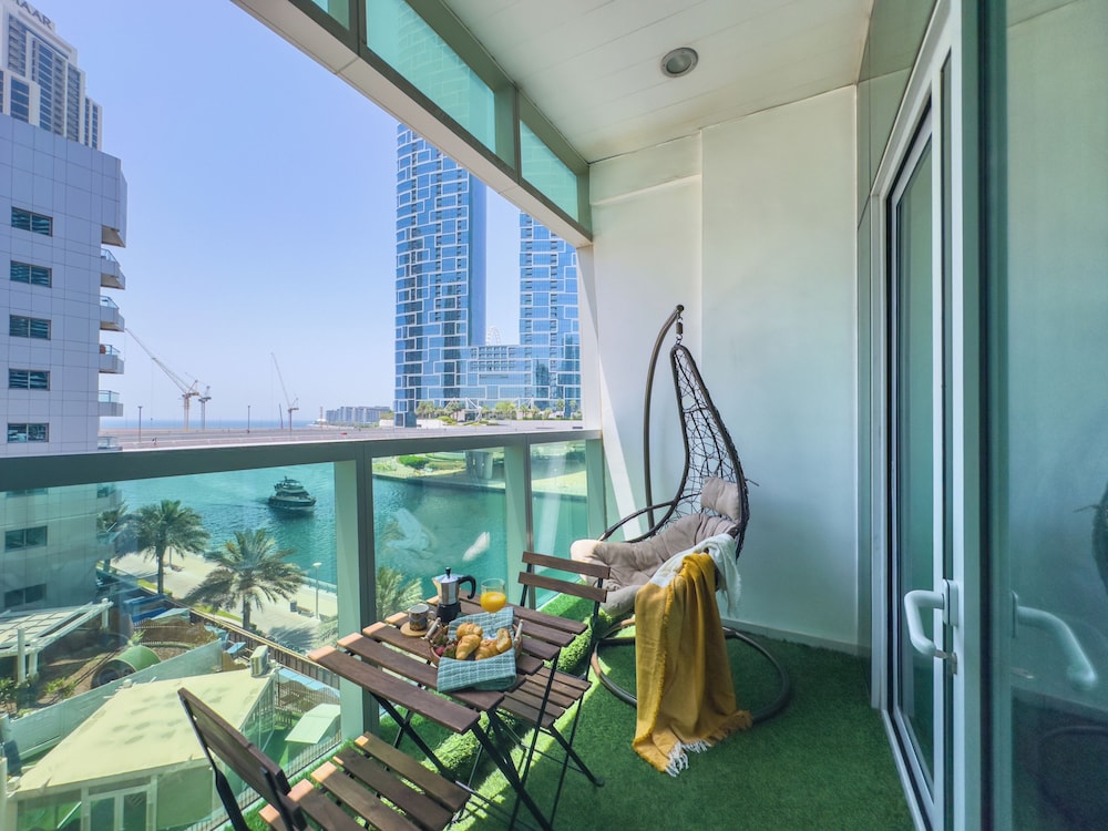 Marina View Stay with Rooftop Pool