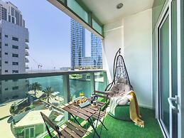 Marina View Stay with Rooftop Pool