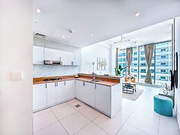 Marina View Stay with Rooftop Pool