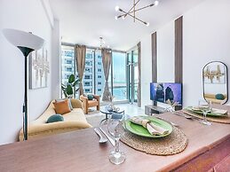 Marina View Stay with Rooftop Pool