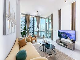Marina View Stay with Rooftop Pool