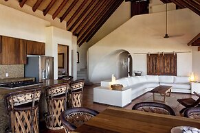 Casa de Olas, Stunning Oceanfront Villa in Las Palmas