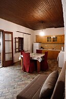 Saltos Apartment 2 - Pool Garden Getaway