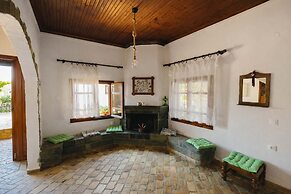 Saltos Apartment 2 - Pool Garden Getaway