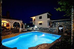 Saltos Apartment 2 - Pool Garden Getaway