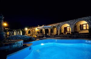 Saltos Village House - Peaceful Poolside Retreat