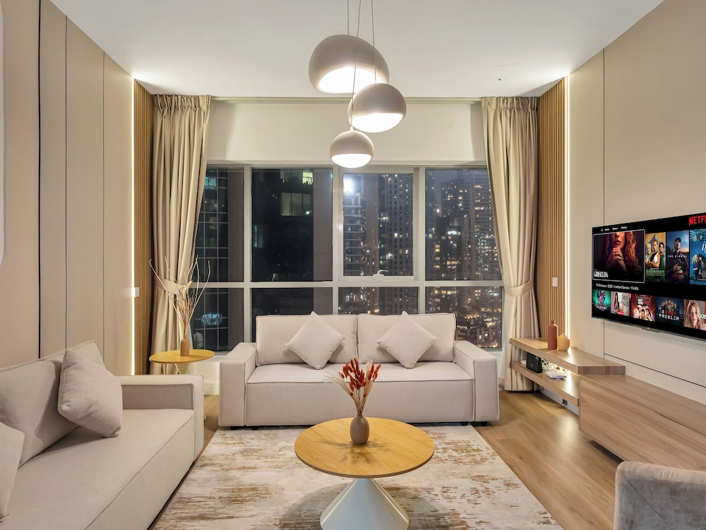 Luxury Waterfront View with Ain Dubai