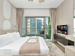 Luxury Waterfront View with Ain Dubai