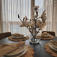 Deluxe 2BR apt Excellent Location Cityviews & Pool
