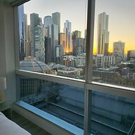 Deluxe 2BR apt Excellent Location Cityviews & Pool