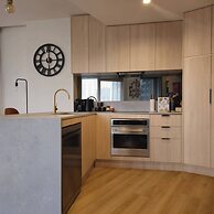 Deluxe 2BR apt Excellent Location Cityviews & Pool