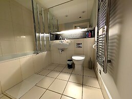 Central London Riverside Apartment
