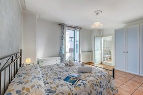 Bee Apartment
