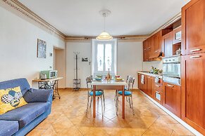 Bee Apartment
