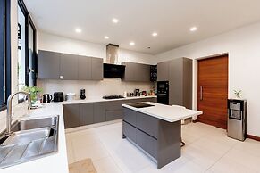 Villa Viola | 7 BR Brand New Fully Staffed Villa