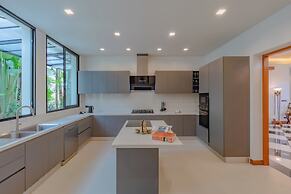 Villa Viola | 7 BR Brand New Fully Staffed Villa