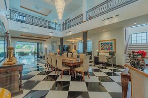 Villa Viola | 7 BR Brand New Fully Staffed Villa